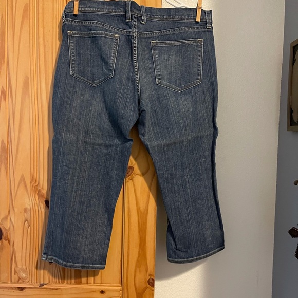 Old Navy Flirt Capri’s - Picture 2 of 7